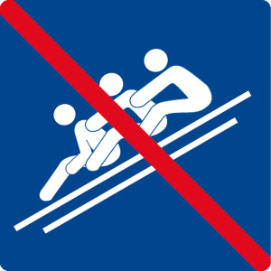 Schwimmbadschild - Benutzung mit mehreren Personen nicht gestattet - Folie Selbstklebend - 5 x 5 cm