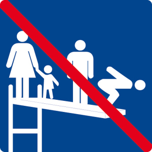 Schwimmbadschild - Benutzung mit mehreren Personen nicht gestattet - Folie Selbstklebend - 5 x 5 cm